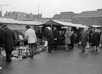 45262 Gezicht op de zaterdagse warenmarkt op het terrein tussen de Achterstraat en de Oude Koningstraat (ter plaatse ...